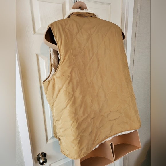 Reversible Sherpa Vest - Picture 8 of 12